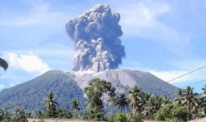 Gunung Ibu di Malut erupsi (dok Istimewa)