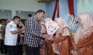 Wali Kota dan Wakil Wali Kota Tidore bersalam dengan 18 Kepala Sekola dan Guru TK SD yang memasuki Masa Purna Tugas.