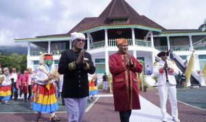 Wali Kota Tidore Kepulauan bersama Sultan Tidore H. Husain Syah melakukan salam suba kepada para tamu undangan pada Upacara Peringatan Hari Jadi Tidore ke-918 Tahun 2026 di Kedaton Kesultanan Tidore, Minggu (12/04/2026)