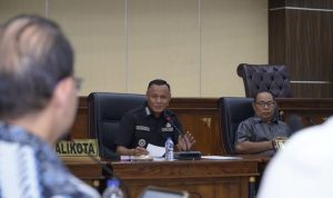 Wali Kota Tidore Kepulauan Muhammad Sinen, SE menyampaikan arahan pada Rapat Dengar Pendapat (RDP) antara Pemerintah Kota Tidore Kepulauan, DPRD dan pihak investor terkait Rencana Pembangunan Pariwisata penginapan glamor camping (glamping).