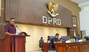 Wali Kota Tidore, Muhamamad Sinen menyampaikan jawaban atas 20 poin pandangan umum fraksi-fraksi DPRD terhadap Ranperda Penyelenggaraan Inovasi Daerah dalam Rapat Paripurna ke-5 Masa Persidangan III Tahun 2025–2026 di Gedung DPRD Kota Tidore Kepulauan, Rabu (11/5/2026).