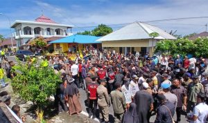 Aksi demonstrasi masyarakat Kelurahan Bobo, Kecamatan Tidore Utara, Senin (18/5/2026), Wali Kota Tidore Kepulauan, Muhammad Sinen, turun langsung ke lokasi.