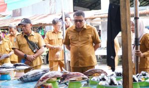 Sidak) dilakukan Sekretaris Daerah Kota Tidore Kepulauan, Ismail Dukomalamo bersama Tim Pengendalian Inflasi Daerah (TPID) ke Pasar Gosalaha, gudang sembako, dan Pasar Ikan, Selasa (19/5/2026).