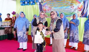 Penyerahan Cenderamata pada pelepasan siswa TK se Kecamatan Oba Tengah