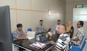 Asisten Sekda Bidang Administrasi Umum DR. syofyan Saraha, M.Si (tengah) menerima dan mendampingi kunjungan Tim Surveyor Indonesia