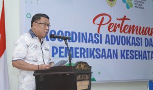Sekretaris Daerah Kota Tidore Kepulauan, Ismail Dukomalamo, memberikan saat membuka Pertemuan Koordinasi dan Advokasi Pelayanan Kesehatan Gratis di Aula Stroke Center Lantai II Rumah Sakit Daerah Kota Tidore Kepulauan, Senin (15/6/2026).