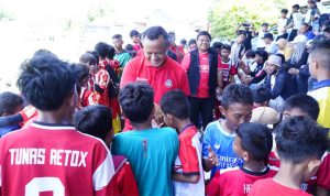 Wali Kota Tidore Kepulauan Muhammad Sinen, SE menyapa sejumlah anak-anak SSB saat tiba di lapangan menghadiri Festival Piala Presiden Provinsi Maluku Utara 2026