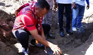 Muhammad Sinen saat melakukan peletakan batu pertama pembangunan Musholla At Tarbiyah di lingkungan SMK Negeri 2 Ternate, Sabtu (20/6/2026).