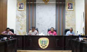 Pemkot Tidore Kepulauan bergerak cepat menyikapi kenaikan harga BBM dengan menggelar rapat lintas sektor bersama kepolisian, Organda, pelaku transportasi, dan OPD terkait untuk membahas penyesuaian tarif angkutan umum serta kesiapan penyaluran BBM subsidi, Kamis (11/6/2026).