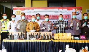 Wali Kota Tidore Kepulauan, yang diwakili Asisten Sekda Bidang Pemerintahan dan Kesra, Rudy Ipaenin, S.STP, M.H bersama Forkopimda Kota Tidore memusnahan Barang Bukti Minuman Keras, Narkotika, dan Obat-obat Terlarang.