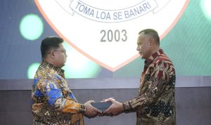 Wali Kota Tidore Kepulauan, Muhammad Sinen menerima LHP atas Laporan Keuangan Pemerintah Daerah (LKPD) Kabupaten/Kota se-Provinsi Maluku Utara Tahun Anggaran 2025, di Kantor BPK Perwakilan Maluku Utara, Ternate, Kamis (4/6/2026).