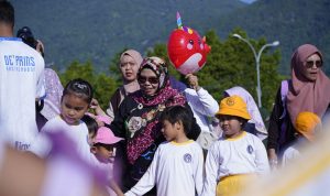 Bunda PAUD Kota Tidore Kepulauan Hj. Rahmawati Muhammad Sinen memberikan semangat kepada anak-anak TK PAUD
