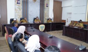 Wakil Wali Kota Tidore Kepulauan Ahmad Laiman menyampaikan arahan pada tatap muka sekaligus hearing dengan sejumlah perangkat Desa se-Kota Tidore Kepulauan di ruangrapat Wali Kota, Senin (27/7/2026).