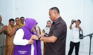 Wali Kota Tidore Kepulauan, Muhammad Sinen, S.E mengukuhkan Tim Pembina Posyandu Kota Tidore Kepulauan di Aula Penginapan Bougenvile, Kelurahan Soasio, Selasa pagi (28/720/28)