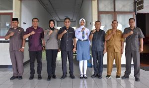 Wakil Wali Kota Tidore Kepulauan, Ahmad Laiman, resmi menerima sekaligus melepas Mardathila A. Putri, Siswa SMA N 1 Kota Tidore Kepulauan sebagai Calon Paskibraka Tingkat Nasional mewakili Provinsi Maluku Utara, di Ruang Kerja Wakil Wali Kota, Senin (13/7/2026).